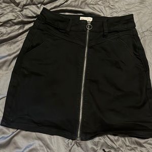 SO juniors zip up skirt in black